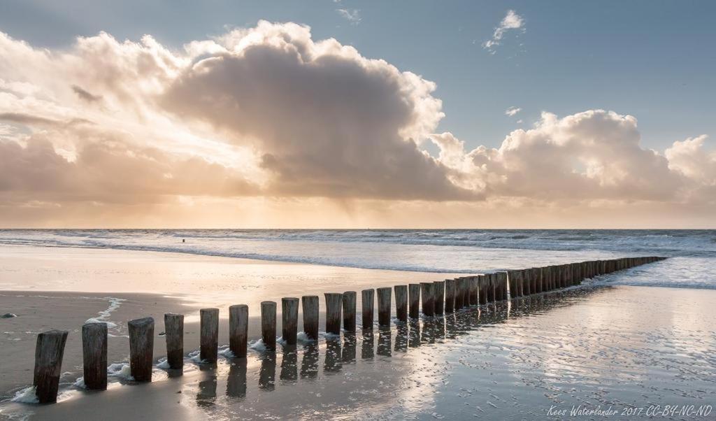 'T Strandhuys En De Vuurtoren, Met Eigen Keuken, Zonnig Terras Nabij Dorp, Duinen En Strand, Incl Verwarmd Binnen Zwembad Холум Екстериор снимка